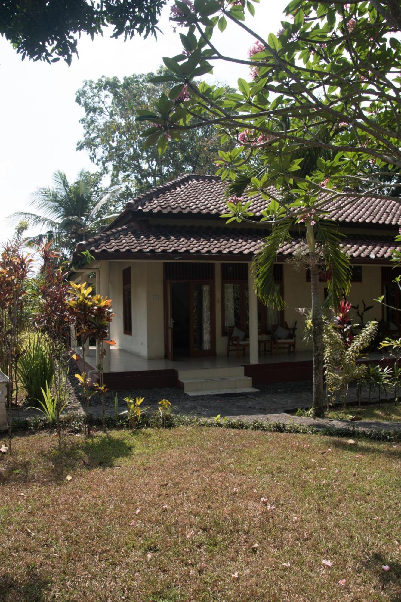 Guesthouse Rumah Senang Kalibaru Exterior photo