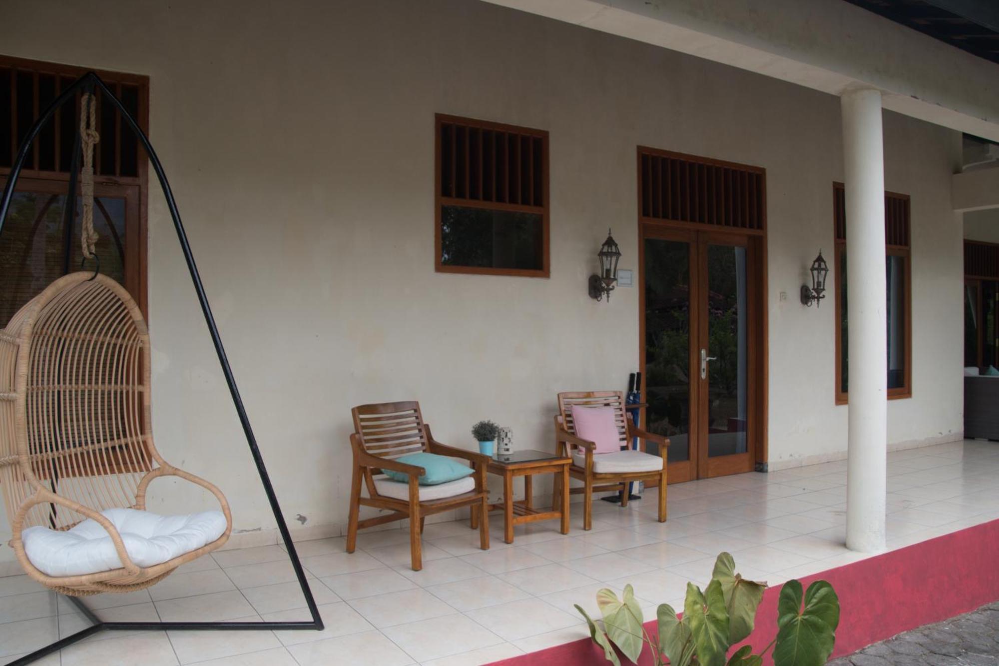 Guesthouse Rumah Senang Kalibaru Exterior photo