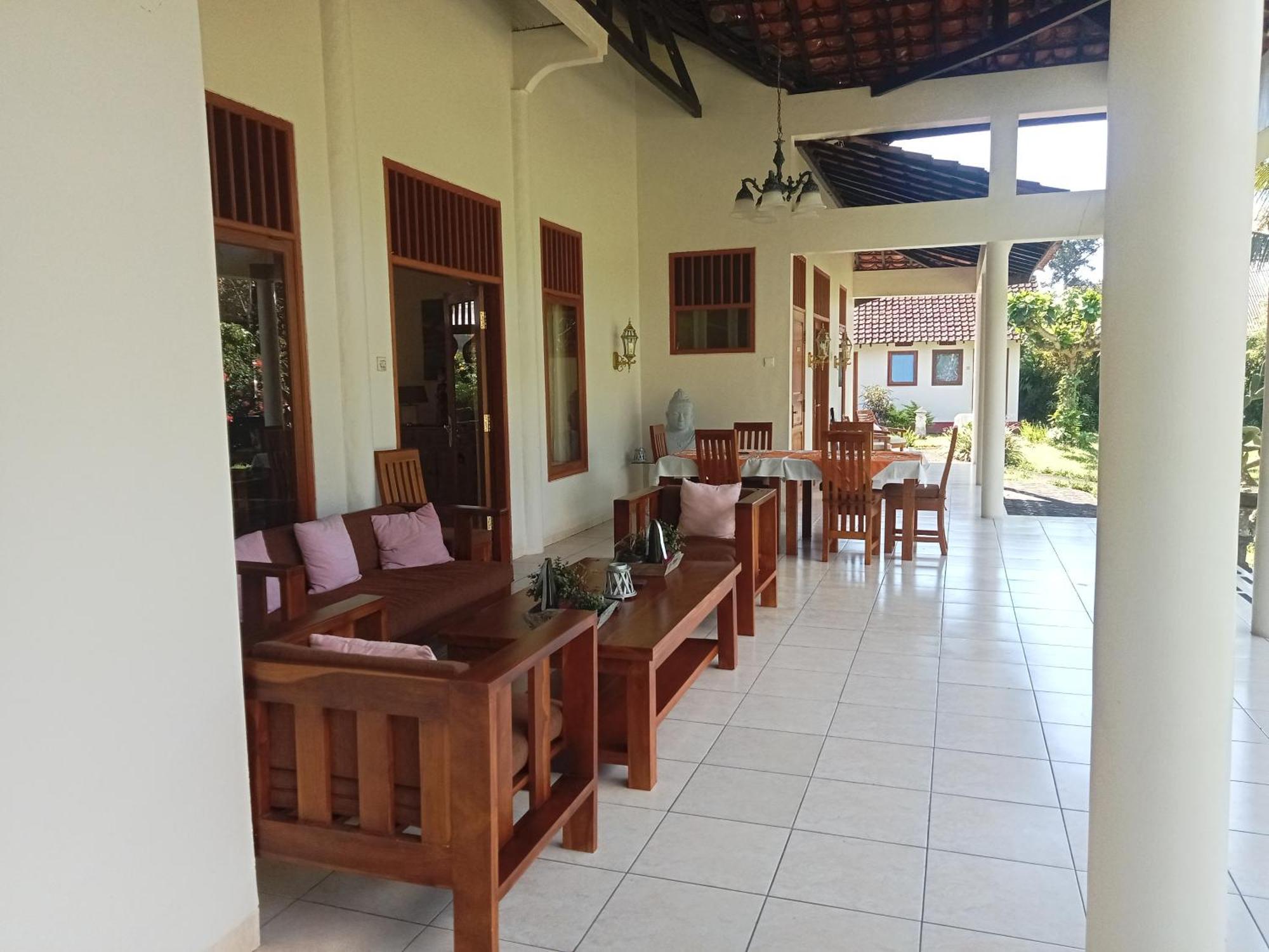 Guesthouse Rumah Senang Kalibaru Exterior photo