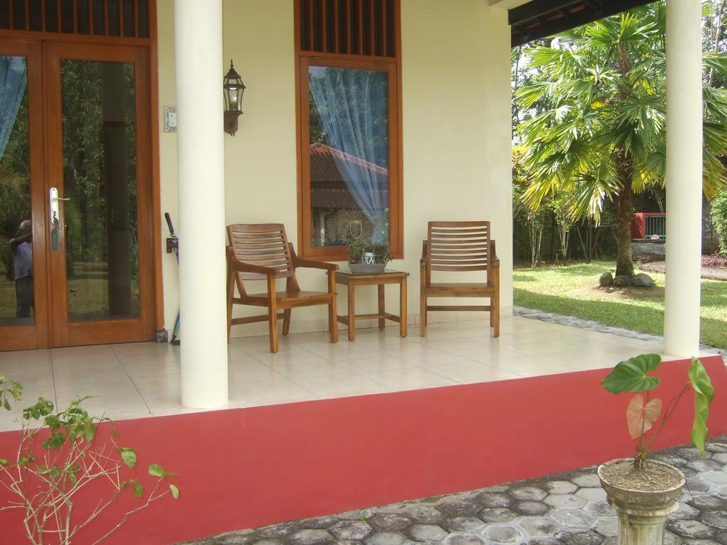 Guesthouse Rumah Senang Kalibaru Exterior photo
