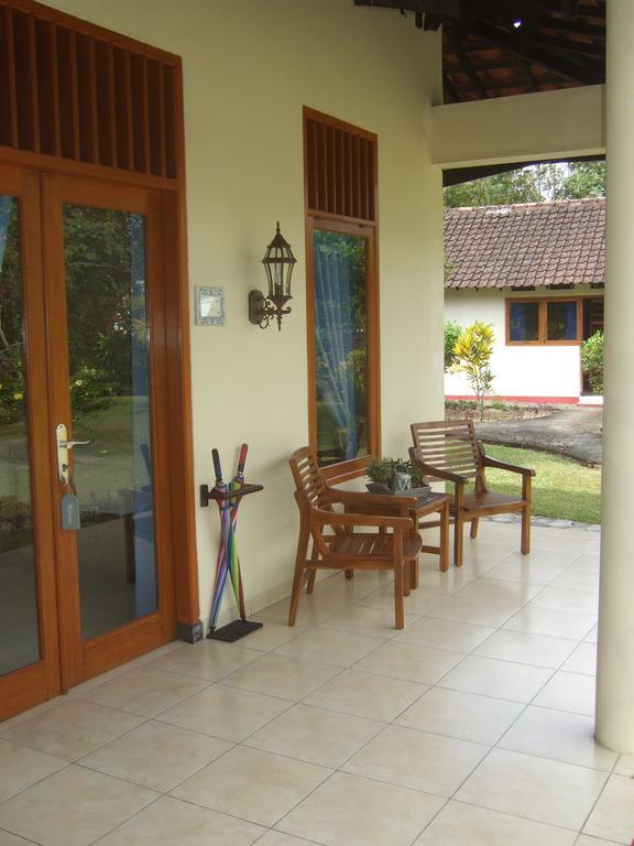 Guesthouse Rumah Senang Kalibaru Exterior photo